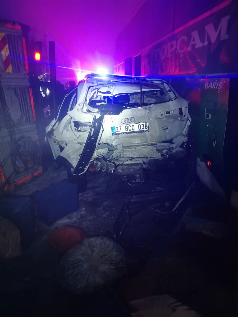 Sivas'ta 4 aracın karıştığı zincirleme trafik kazasında 8 kişi yaralandı