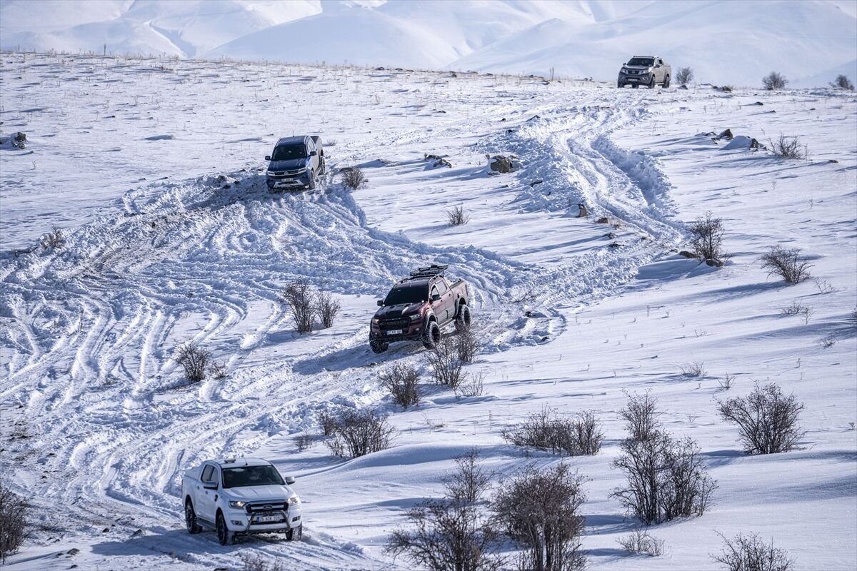 Erzurum'da karlı dağları aşan maceraseverler, doğaya yem bırakıp 'kar raftingi' yaptı