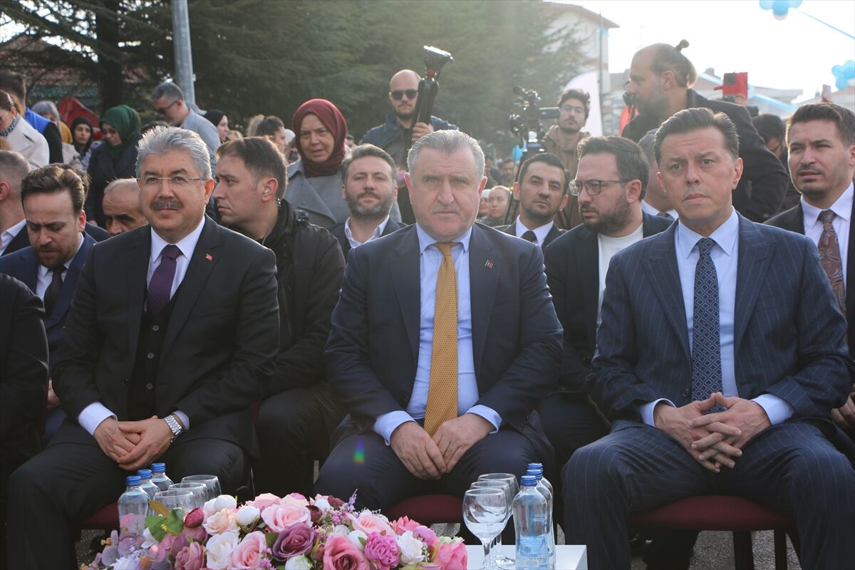 Gençlik ve Spor Bakanı Bak, Eskişehir'de temel atma töreninde konuştu: