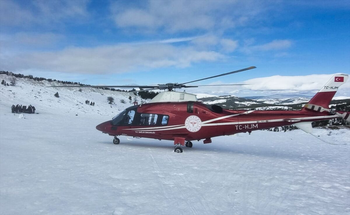 Aladağ Kayak Merkezi'nde yaralanan genç ambulans helikopterle hastaneye kaldırıldı