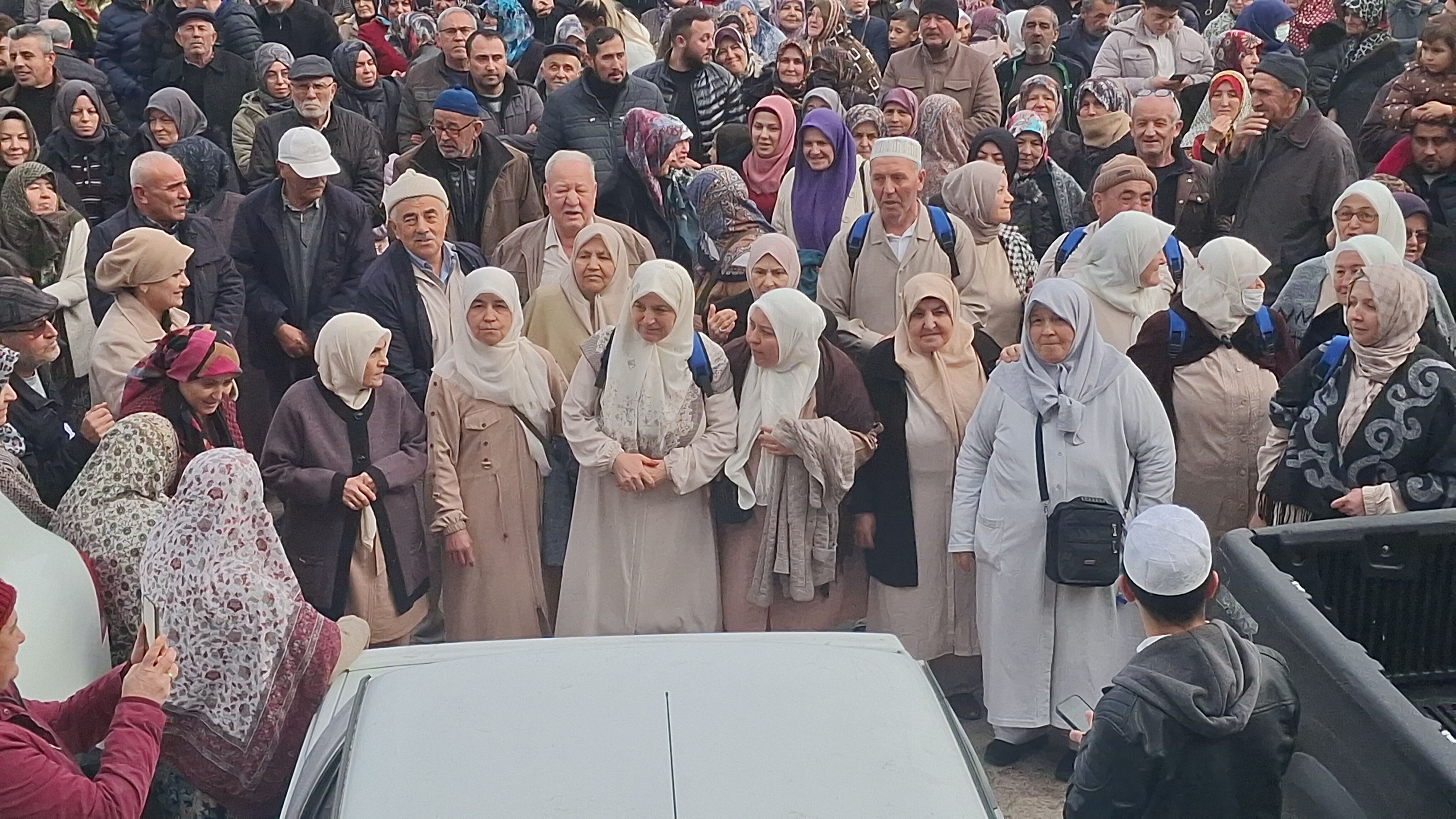 Beypazarı'ndan 42 kişi umre ibadeti için kutsal topraklara uğurlandı