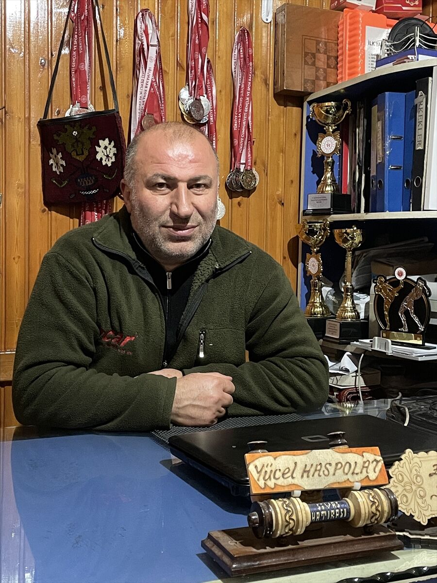 Ömrünü muaythai ve kickboksa adayan milli antrenör, şampiyon sporcular yetiştiriyor