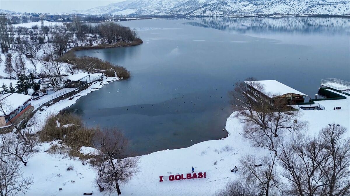 Gölbaşı Gölü buz tuttu