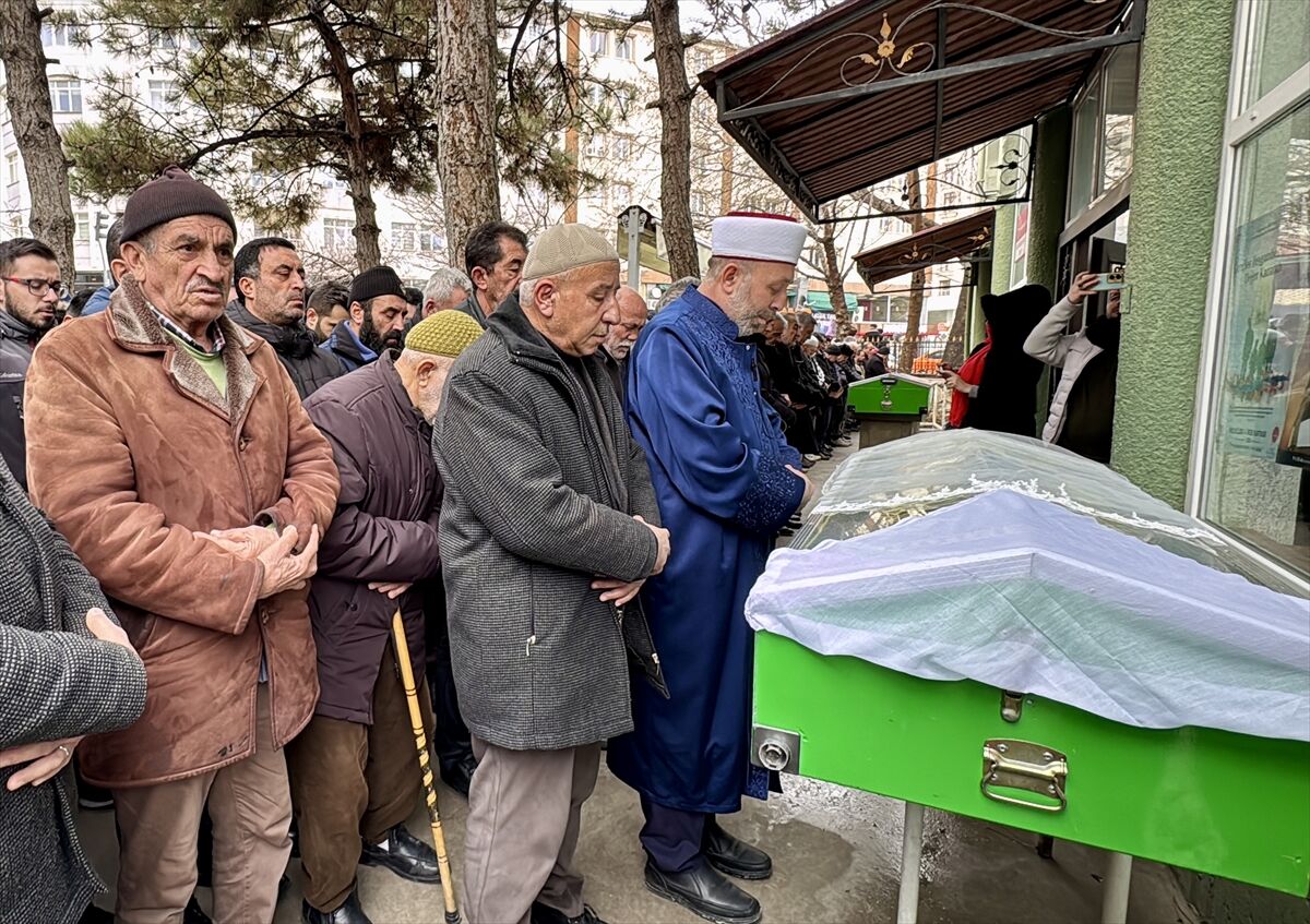 İzmir'de uğradığı silahlı saldırıda hayatını kaybeden kadının cenazesi Kırşehir'de defnedildi