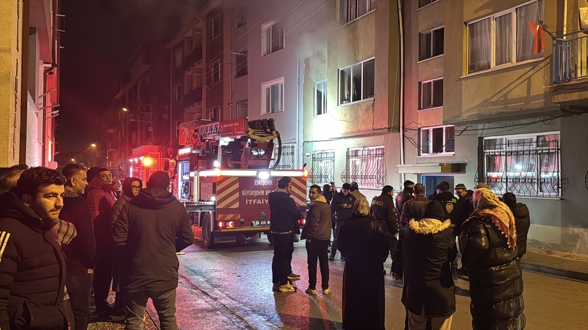 Eskişehir'de 3 katlı binada çıkan yangın söndürüldü