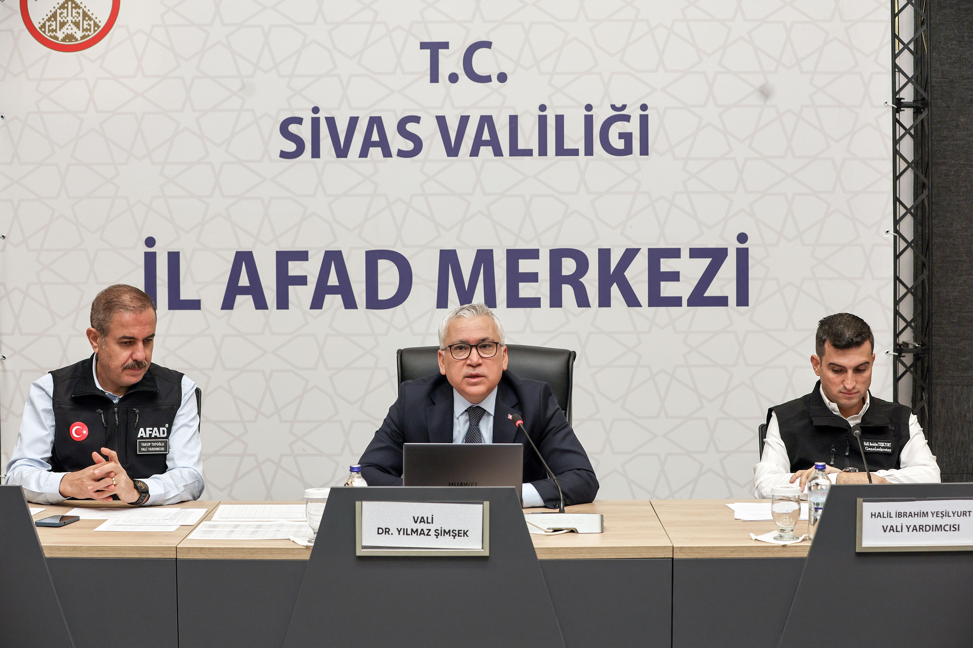Sivas Valisi Şimşek, il genelindeki olumsuz hava koşullarına ilişkin açıklama yaptı