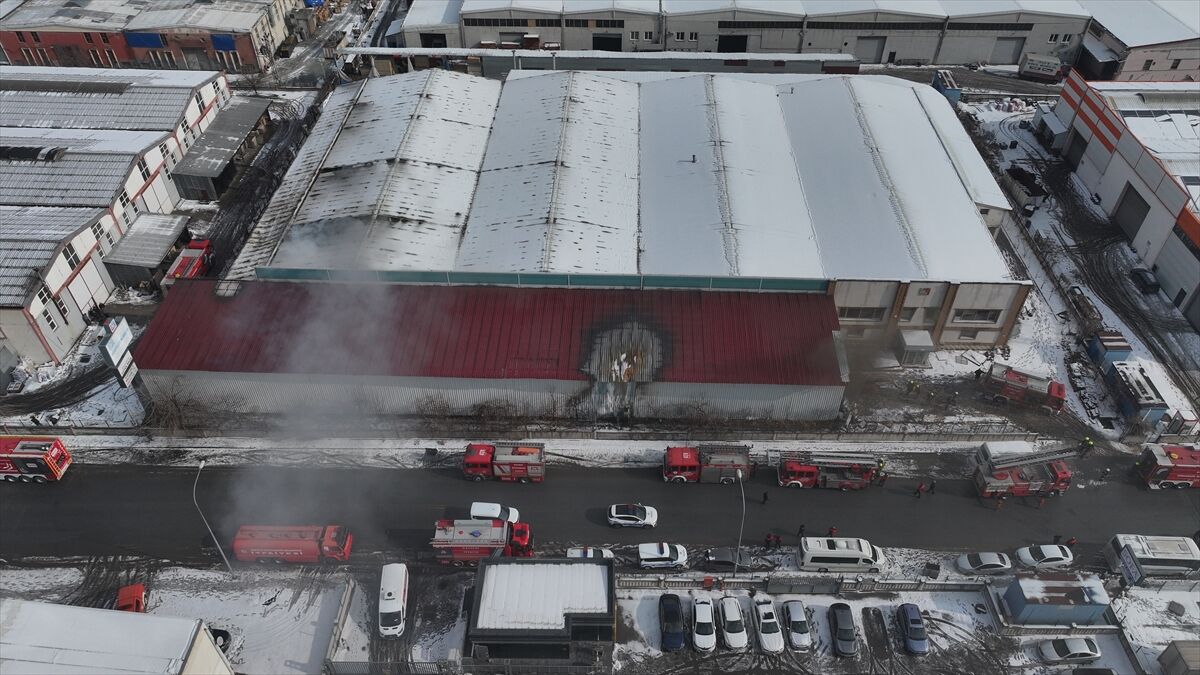 Kayseri OSB'de mobilya fabrikasında çıkan yangın kontrol altına alındı