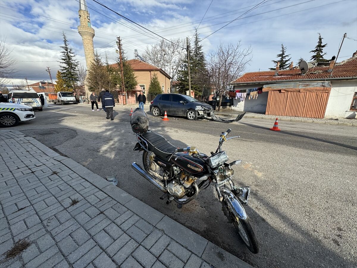 Karaman'da otomobille çarpışan motosiklet sürücüsü yaralandı