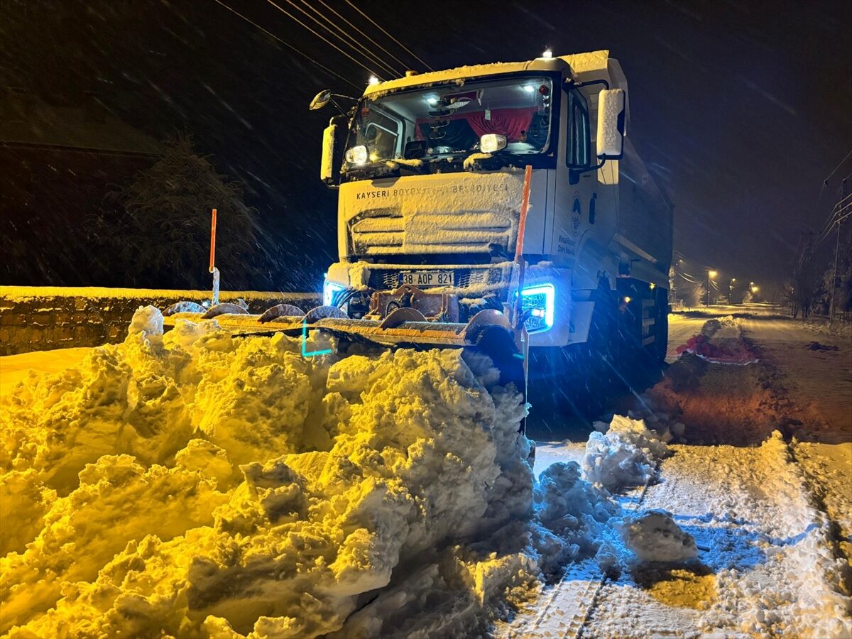 Kayseri'de kar ve tipi nedeniyle kapanan 155 mahalle yolu ulaşıma açıldı