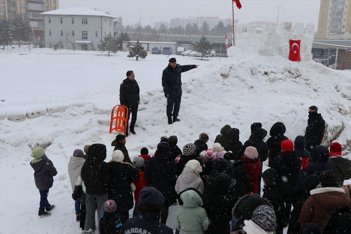 Sivas'ta jandarmadan Sevgi Evleri'nde kalan çocuklara kızak şenliği
