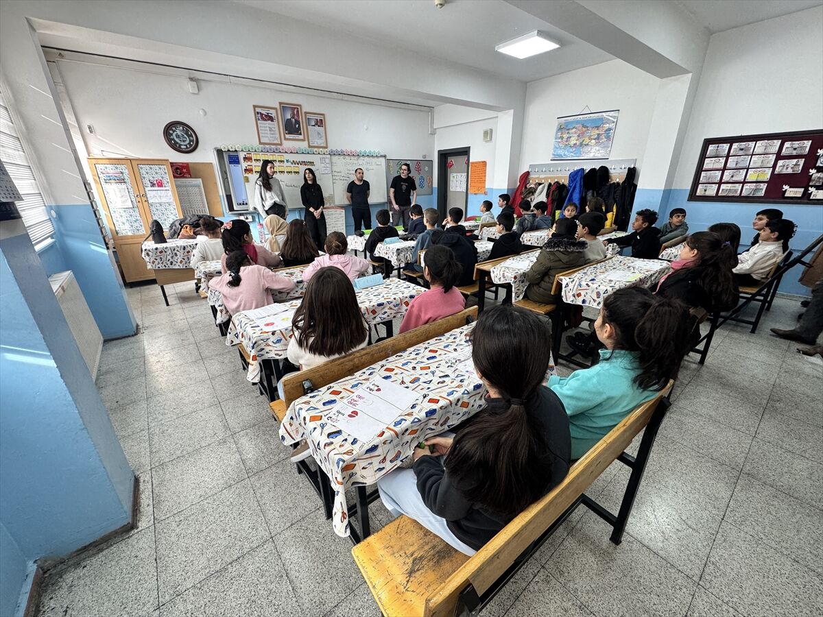 Sabancı Üniversitesi öğrencileri Van'da çocuklarla buluştu
