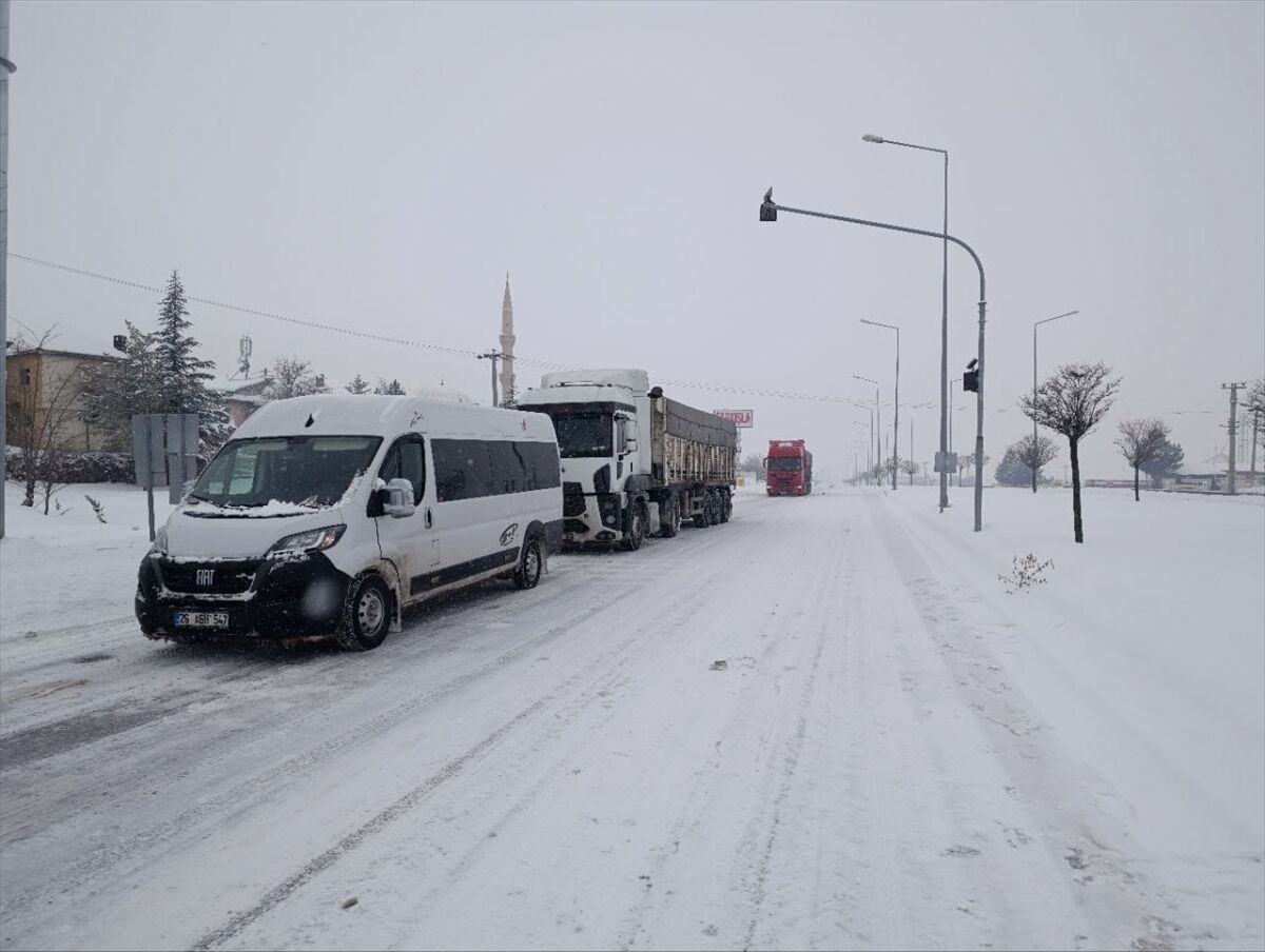 Şarkışla'da ulaşıma kar engeli