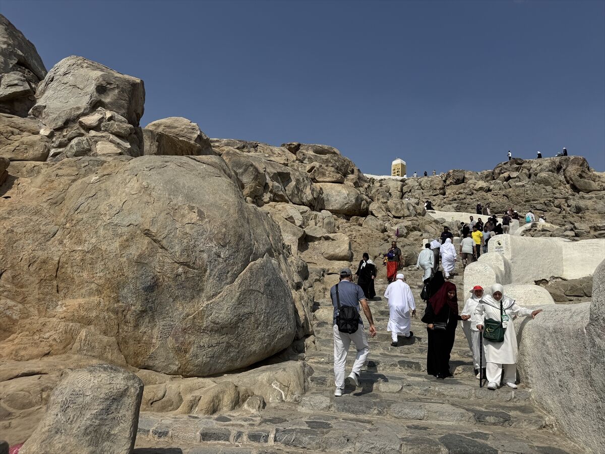 Umre ibadeti yapan Müslümanlar, Hira Mağarası ve Arafat'ı ziyaret etti