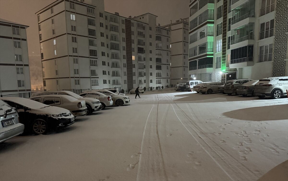 Yozgat'ta kar yağışı etkili oluyor