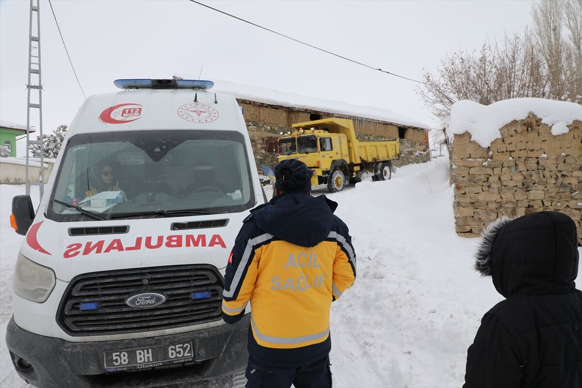 Sivas'ta ekipler yolu kardan kapanan köydeki hasta için seferber oldu