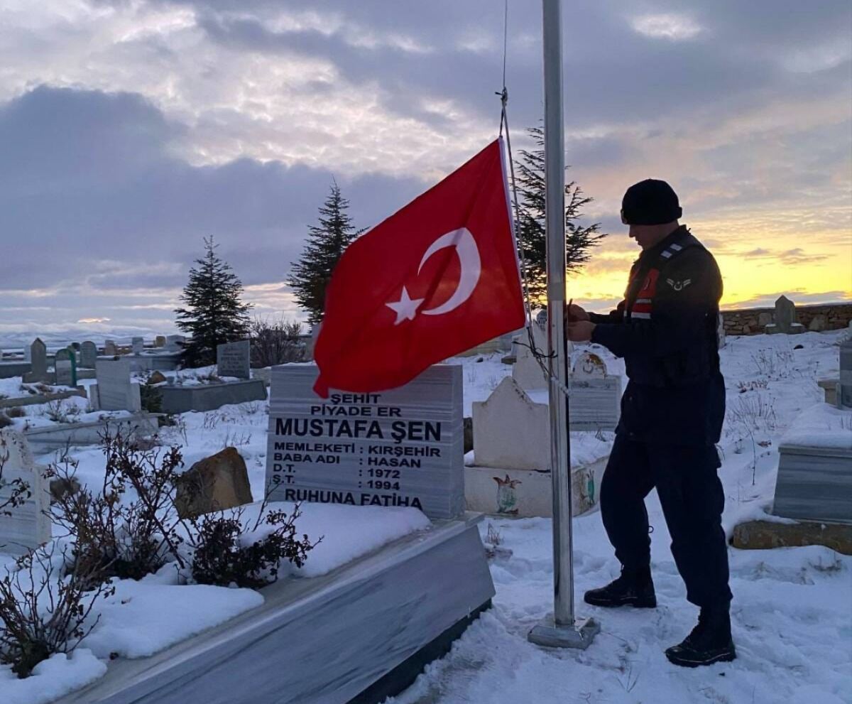 Kırşehir'de jandarma ekipleri, köylerdeki şehit mezarlarının bakımını yaptı