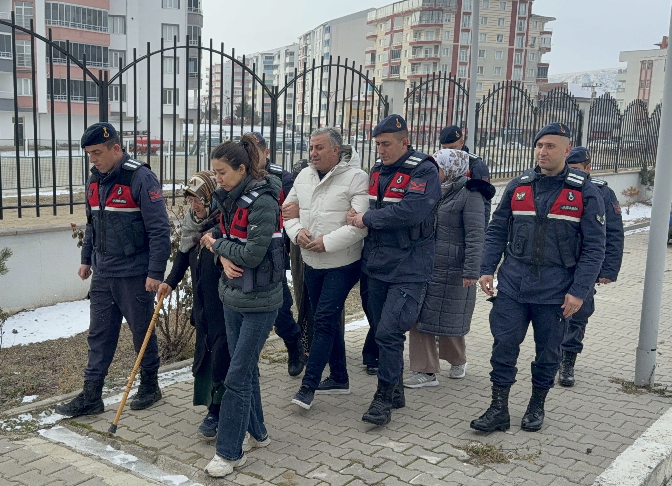 Yozgat'ta 65 yıl önce ölen kadının kimliğiyle dolandırıcılık yaptıkları iddiasıyla 4 yakını gözaltına alındı