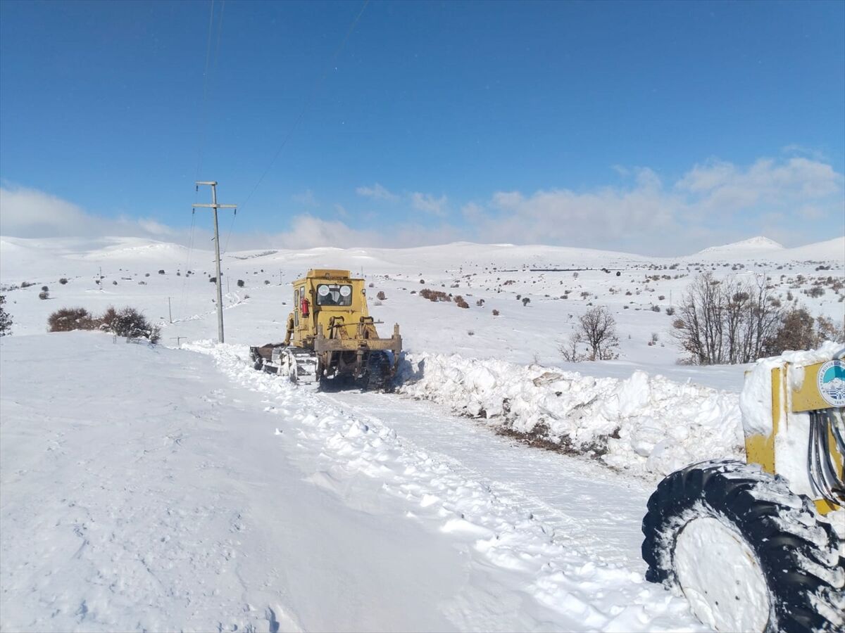 Kayseri Büyükşehir Belediyesi ekipleri, 11 ilçede 197 mahalle yolunu ulaşıma açtı