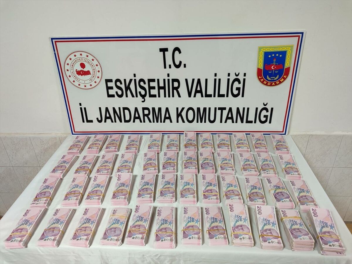 Eskişehir'de sahte parayla büyükbaş hayvan satın aldığı iddia edilen 2 şüpheli yakalandı