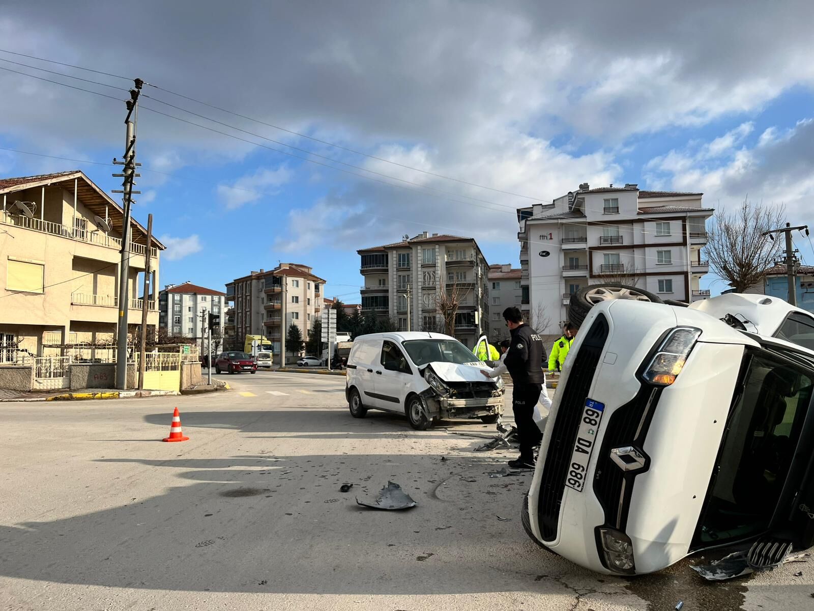 Aksaray'da hafif ticari araçla otomobil çarpıştı, 2 kişi yaralandı