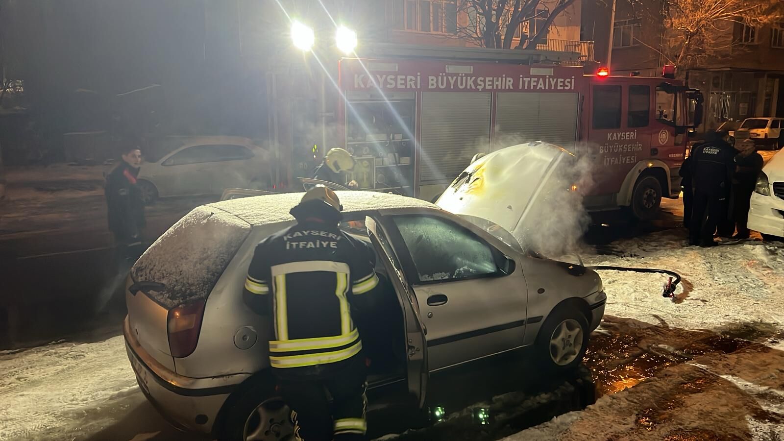 Kayseri'de park halindeki otomobil yandı