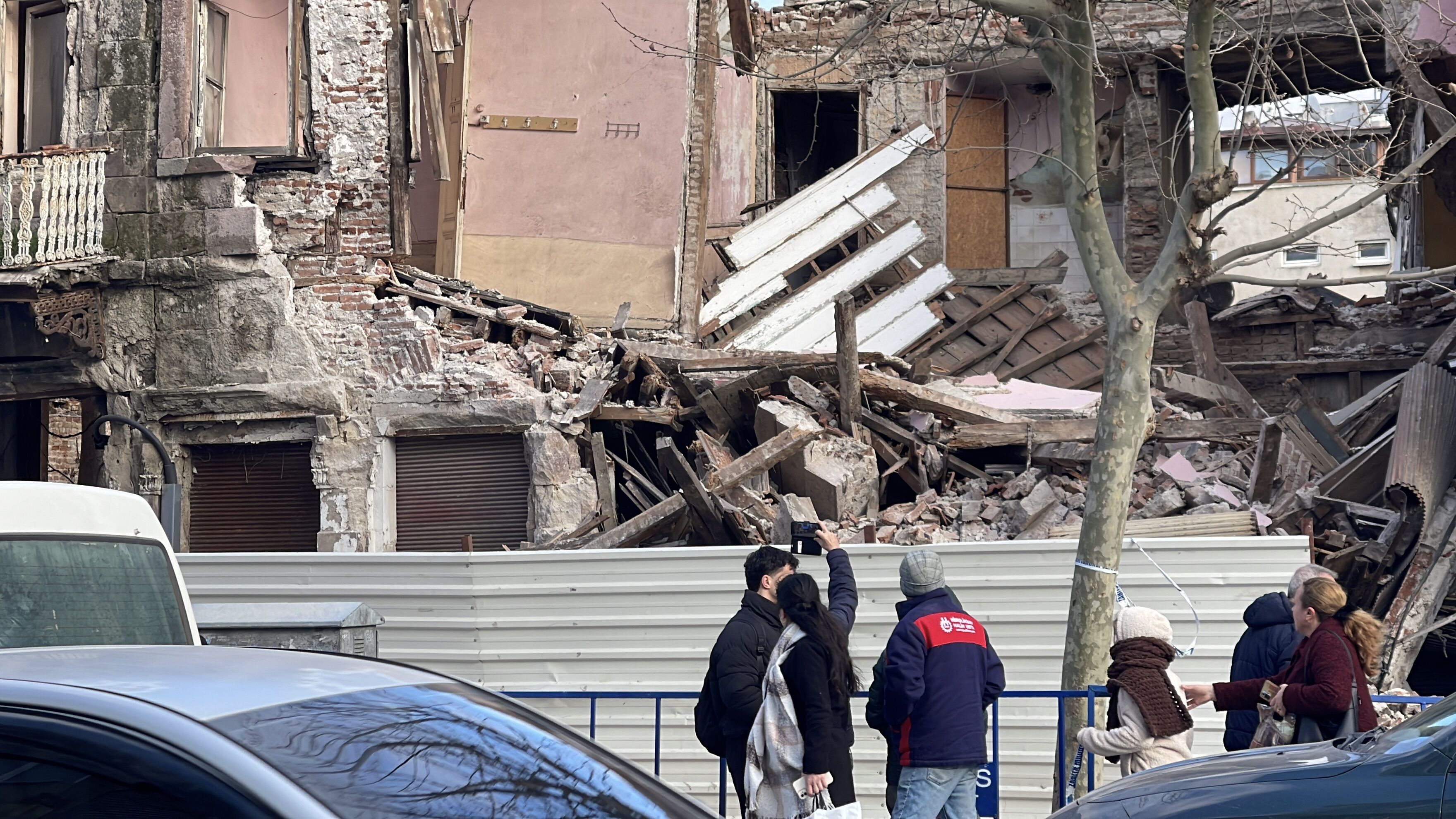 Edremit'te etkili olan sert rüzgar, tarihi binada ciddi hasara sebep oldu