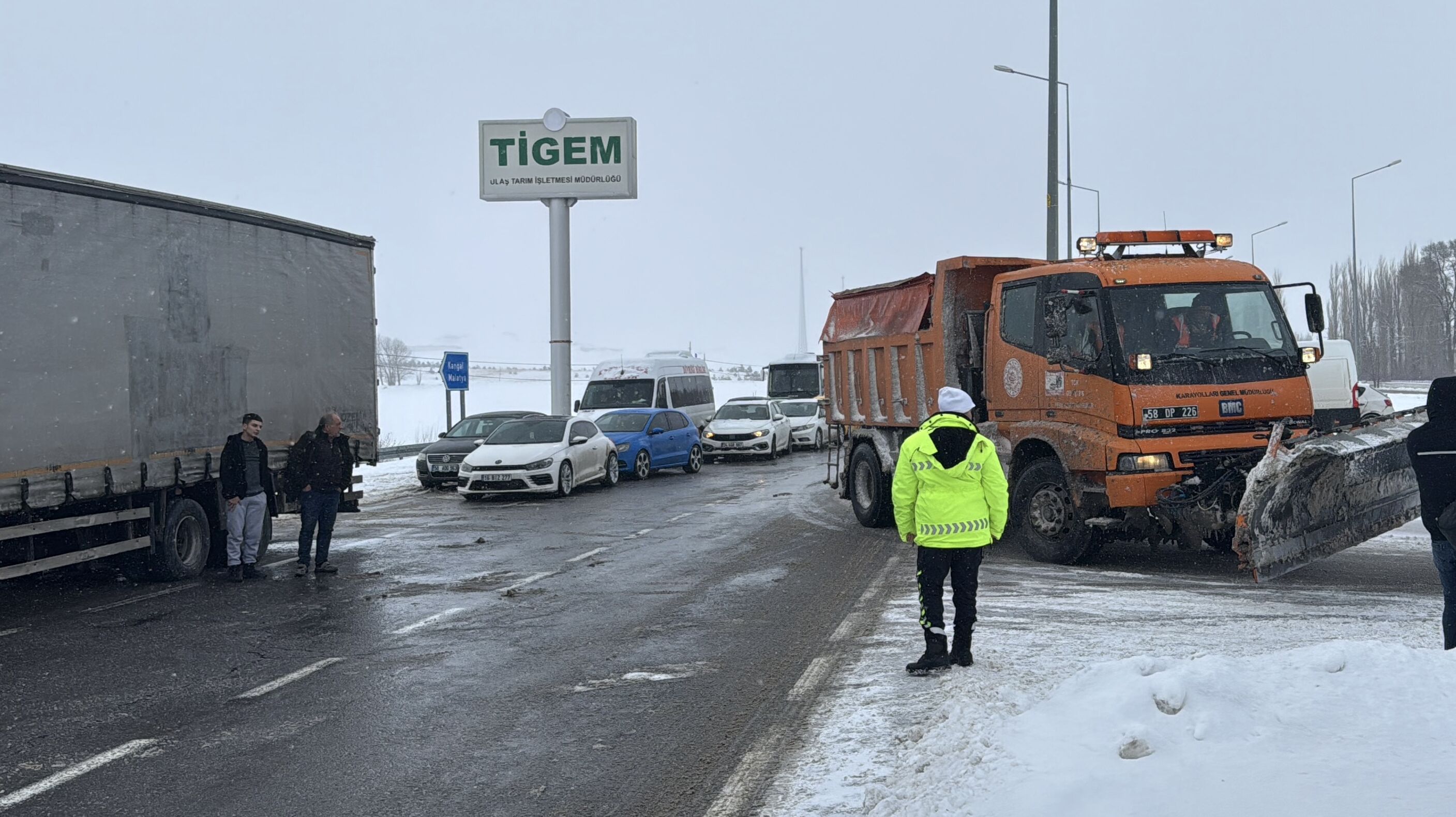 Sivas-Malatya kara yolu kar ve tipi nedeniyle ulaşıma kapandı