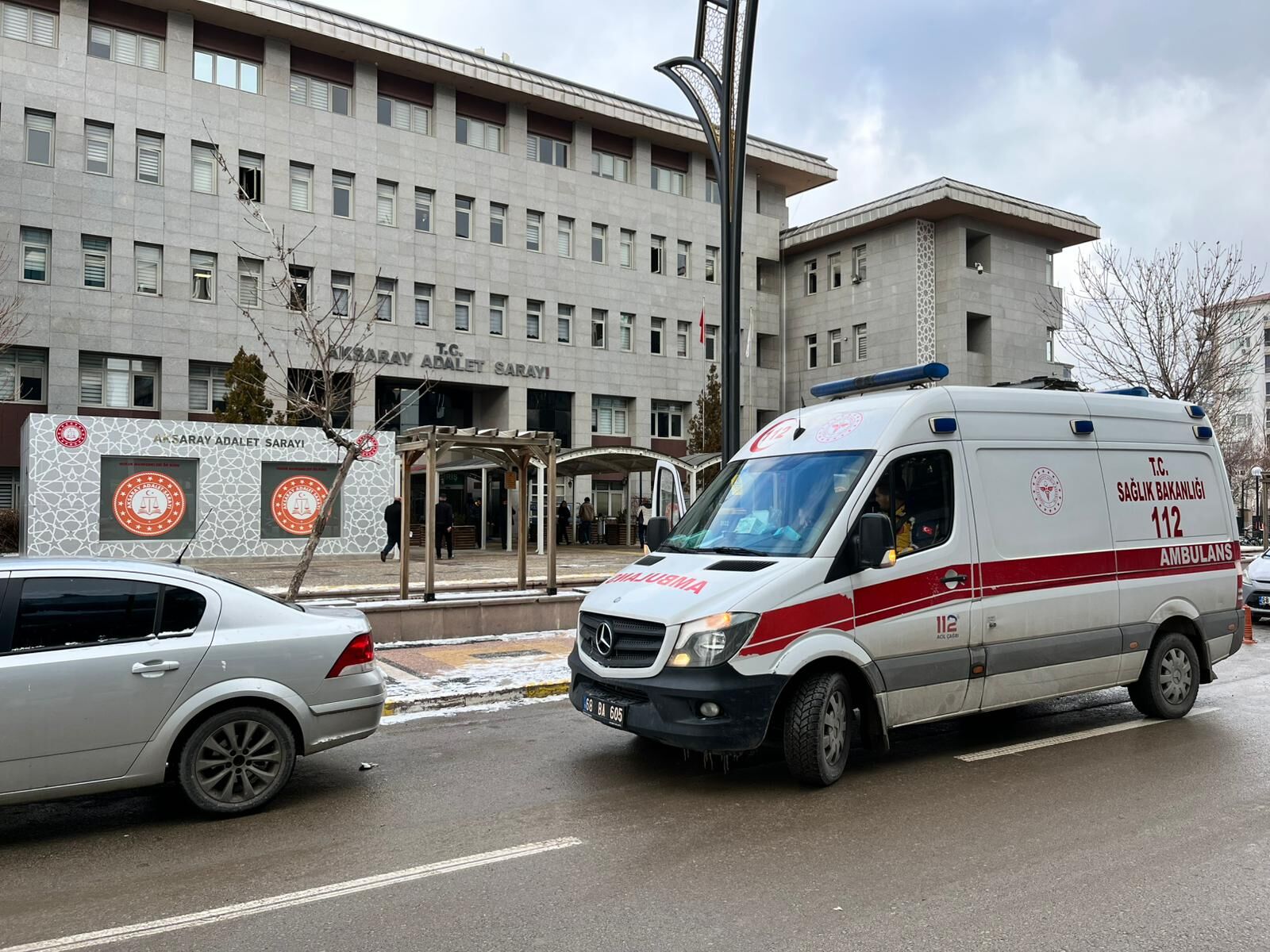 Aksaray'da üzerine yük asansörü düşen işçi yaralandı