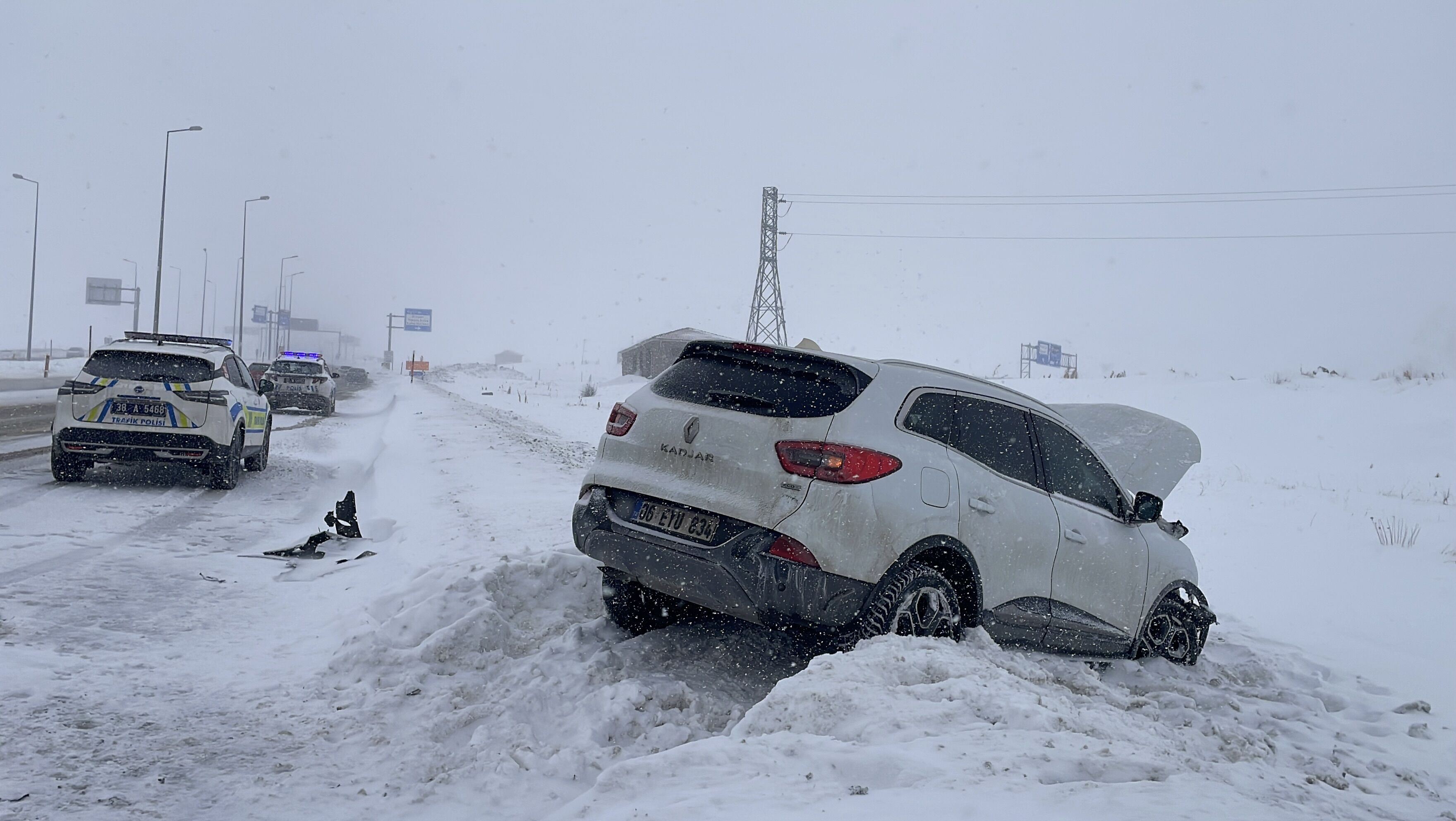 Kayseri'de refüje çarpan otomobildeki 3 kişi yaralandı