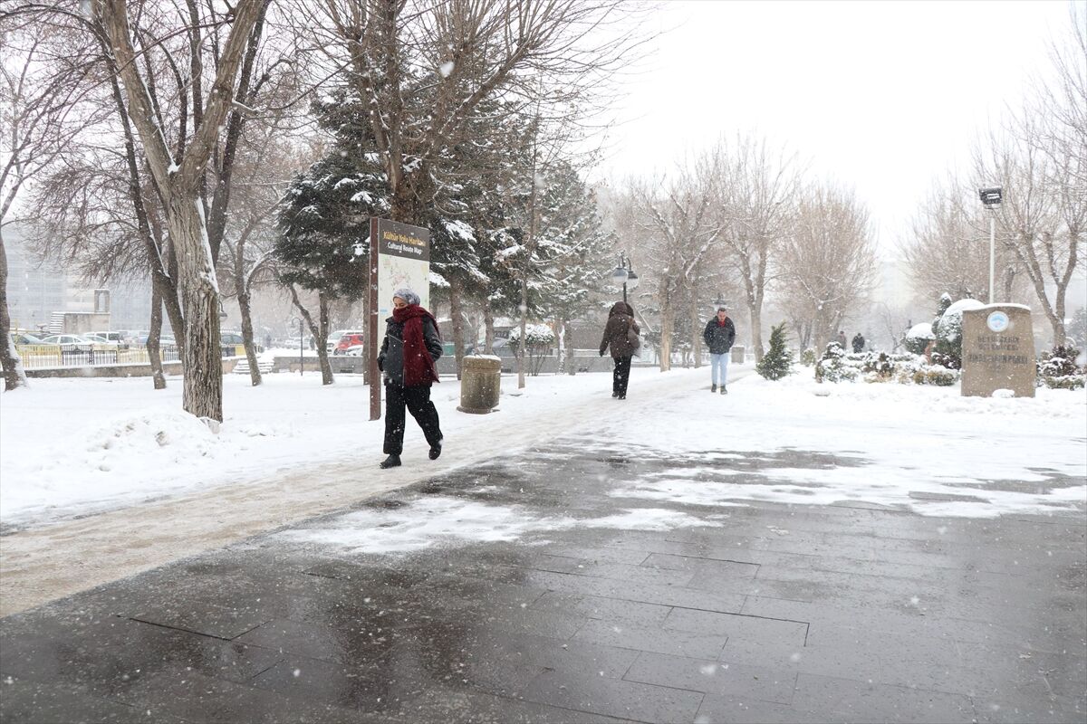 Kayseri'de kar yağışı ve soğuk hava etkili oluyor
