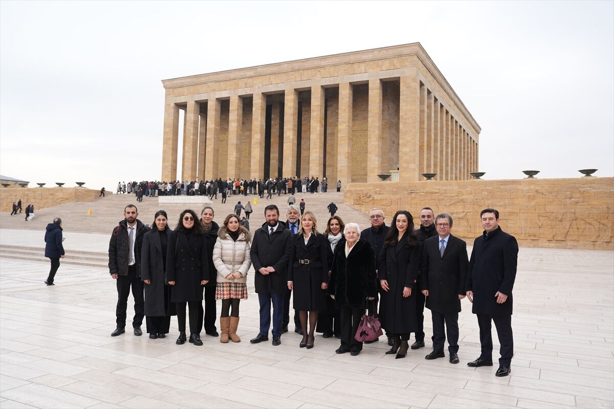 TİKAV'dan 27. kuruluş yıl dönümünde Anıtkabir'e saygı ziyareti