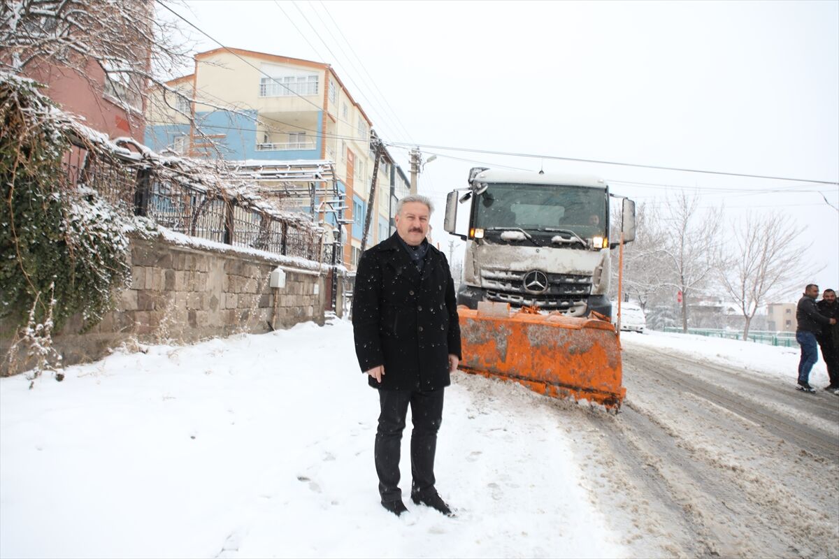 Melikgazi Belediyesi ekipleri 58 mahallede kar küreme ve tuzlama çalışması yapıyor