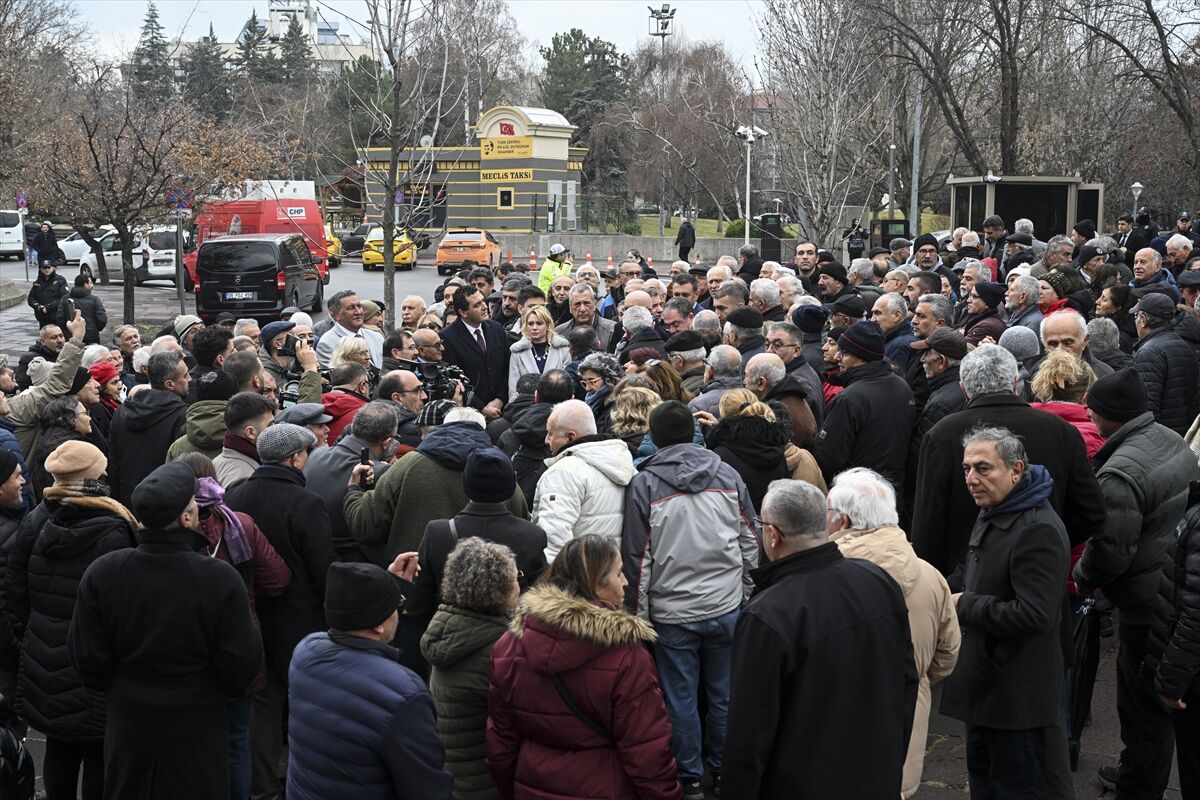 CHP'den emekli maaşlarına ilişkin TBMM önünde açıklama