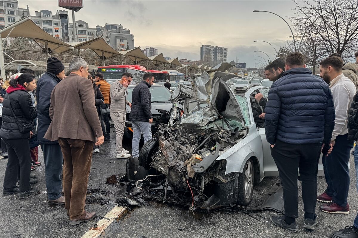 Başkentte otomobilin EGO otobüsü ve 2 araca çarptığı kazada 4 kişi yaralandı