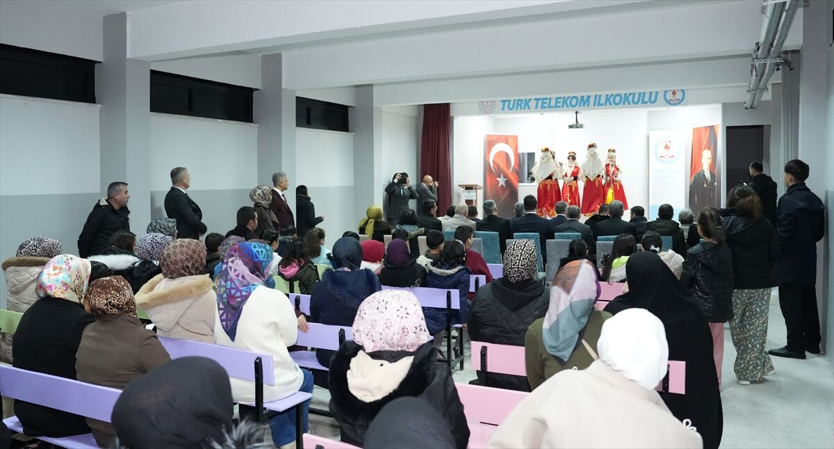 Çubuk'ta öğrenciler karnelerini alarak yarıyıl tatiline başladı