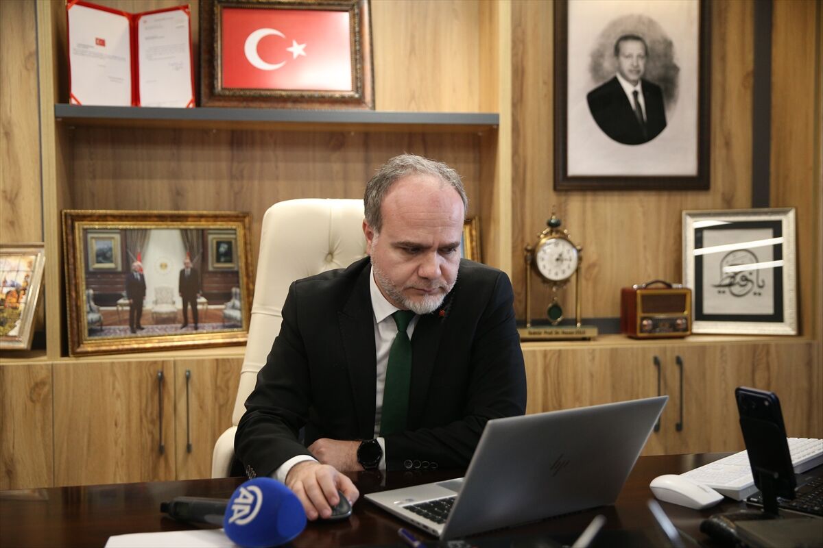 Niğde Ömer Halisdemir Üniversitesi Rektörü Uslu, AA'nın 'Yılın Kareleri' oylamasına katıldı