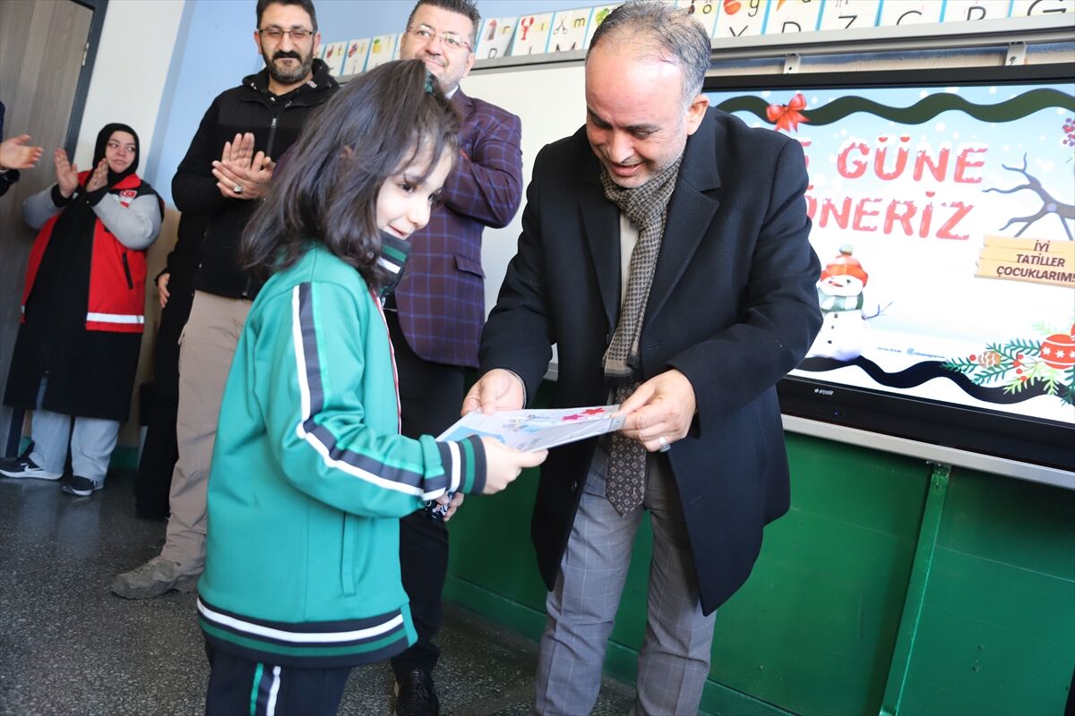 Konya'da gazi kızı karne sevinci yaşadı