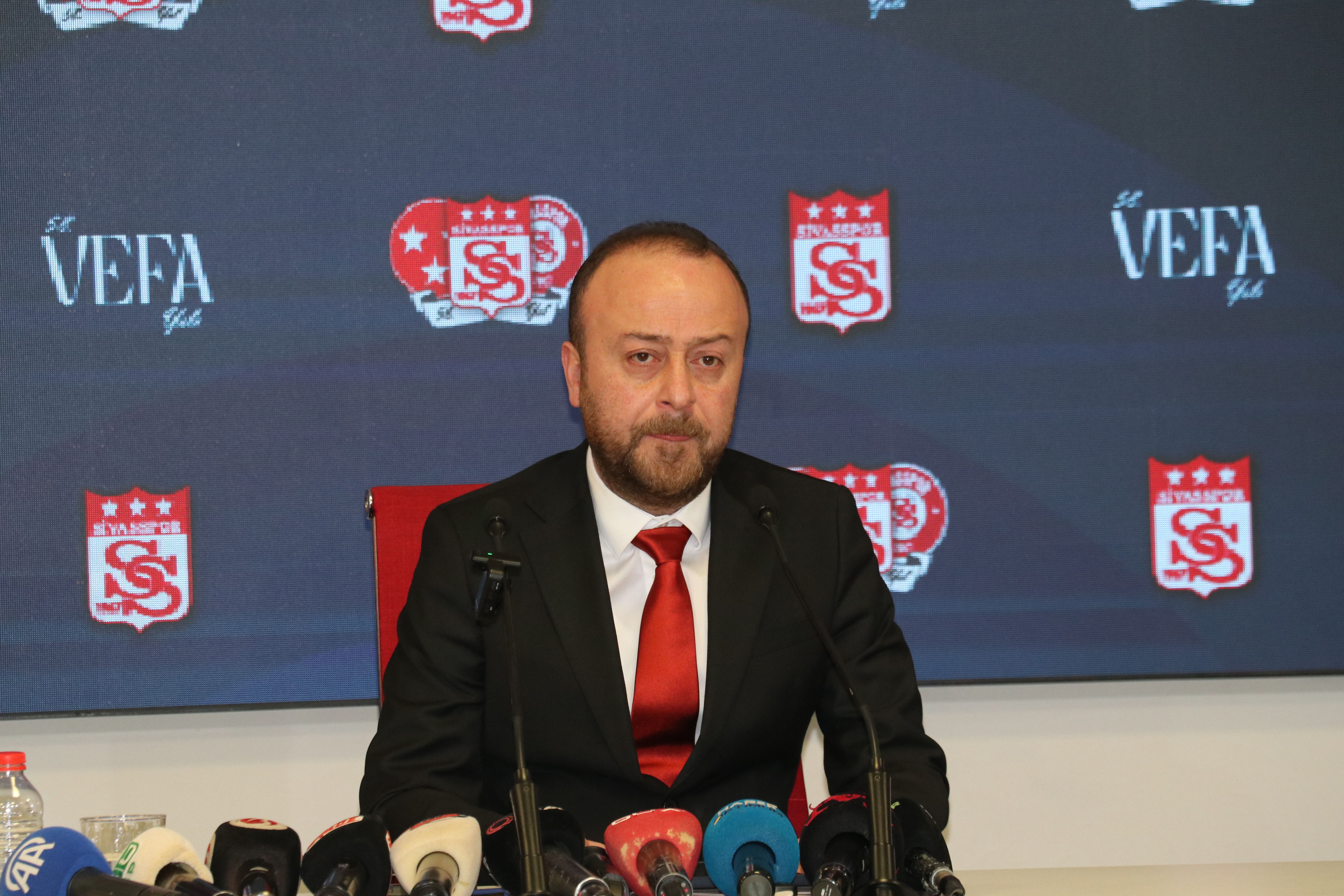 Sivasspor Kulübü Başkanı Özçoban'dan transfer tahtası açıklaması: