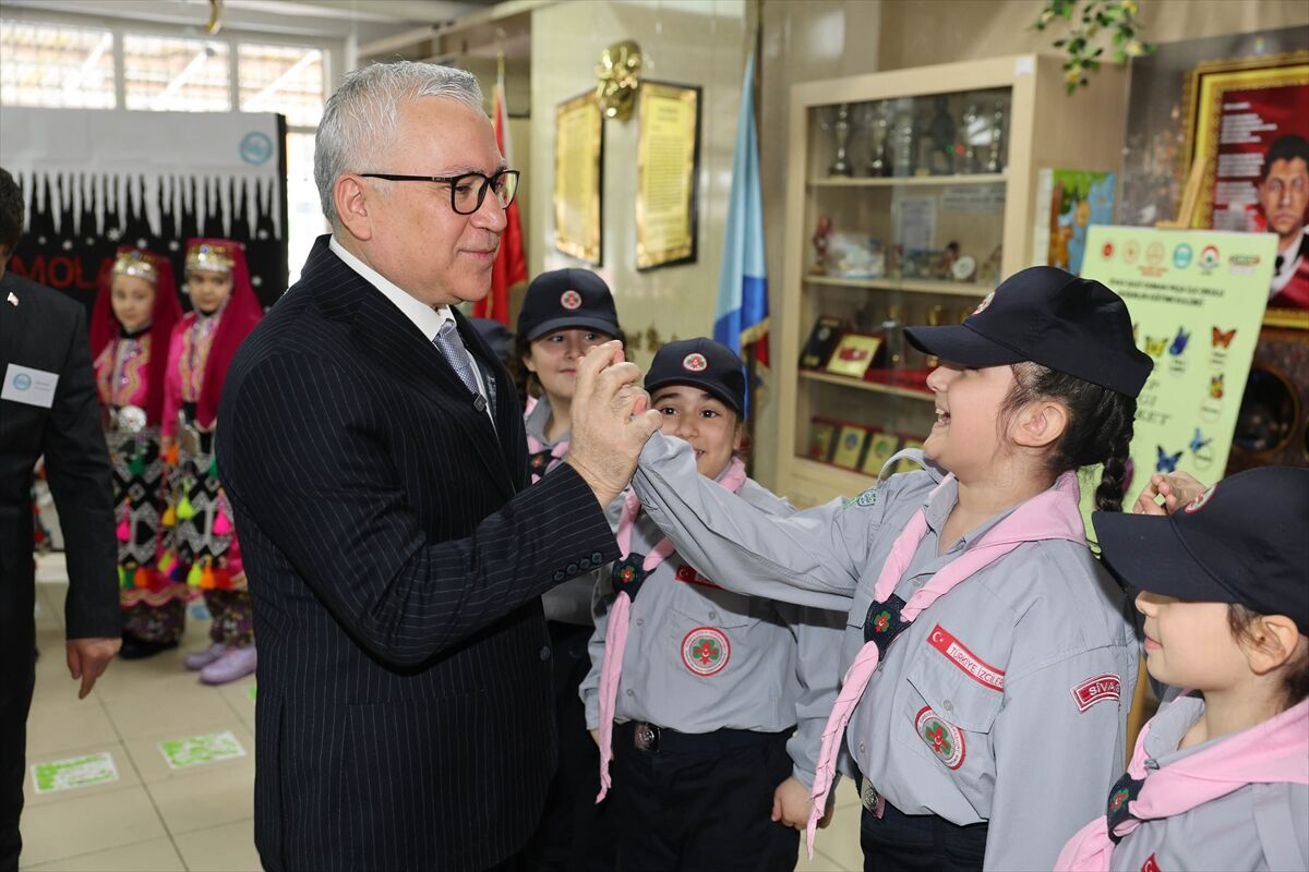 Sivas Valisi Şimşek, öğrencilerin karne heyecanına ortak oldu