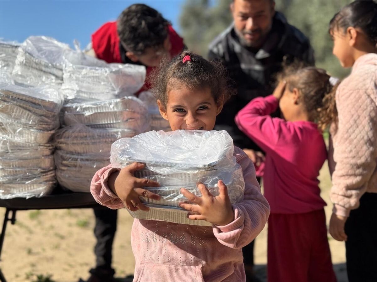 Türk Kızılay Gazze'de kışlık destek ve sıcak yemek yardımlarını sürdürüyor