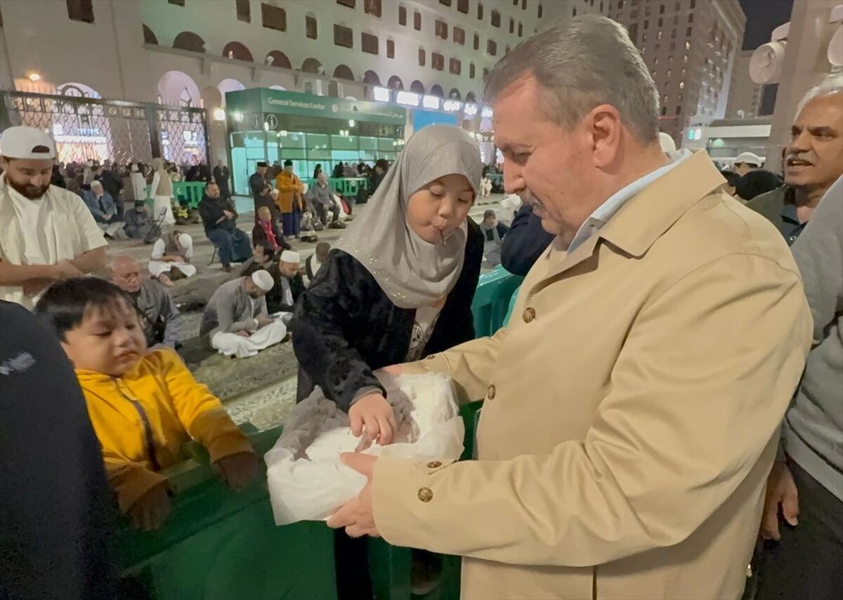 BBP Genel Başkanı Destici, Miraç Kandili dolayısıyla Mescid-i Nebevi'de lokum dağıttı