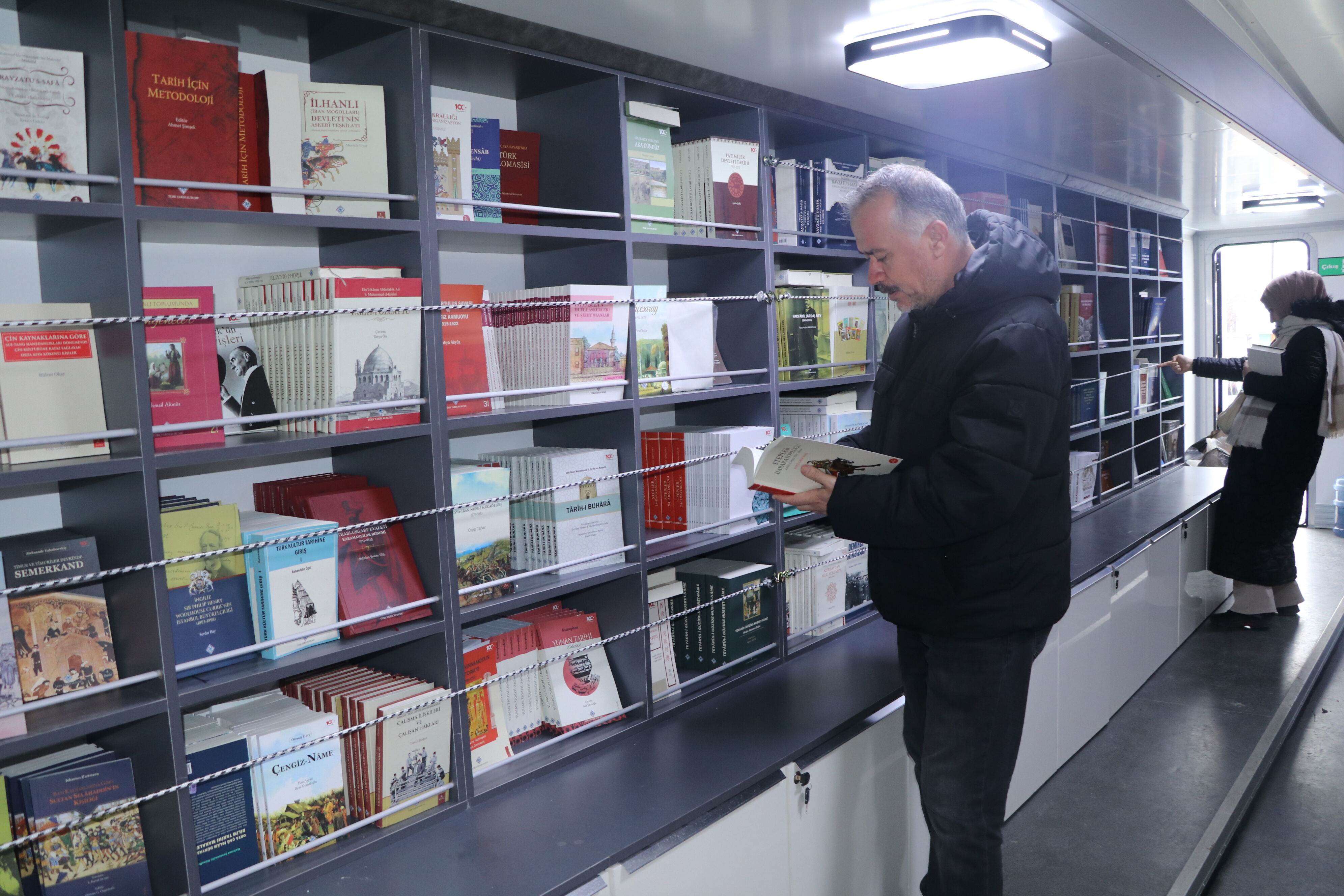 TTK'nin mobil kitap satış mağazası, Çankırı'da okuyucuyla buluştu