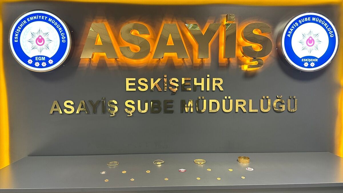 Eskişehir'de polis ekipleri vatandaşın telefonla dolandırılmasını önledi