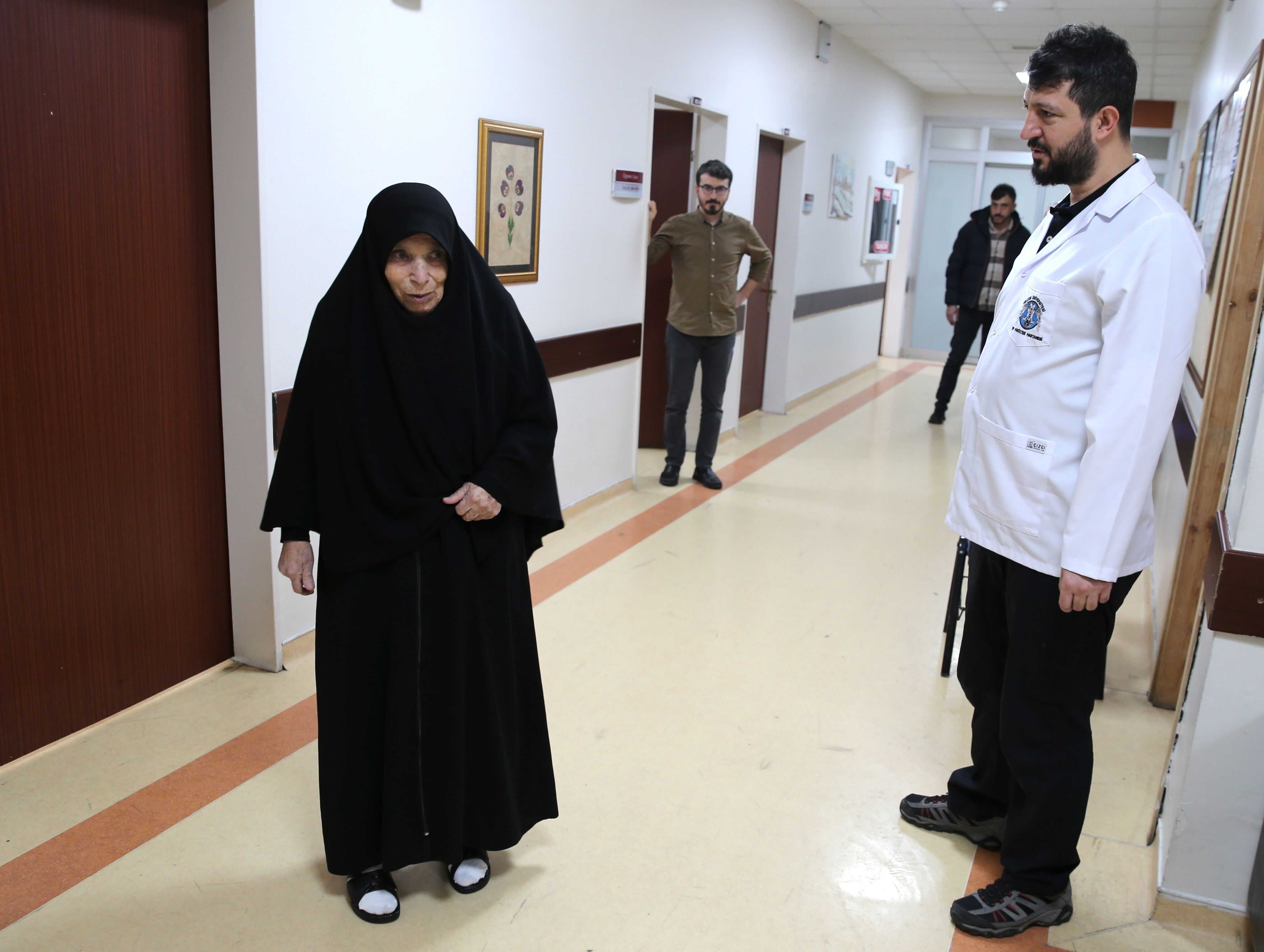 Robotik diz protezi cerrahisiyle 70 yaşındaki hasta rahat yürümeye başladı