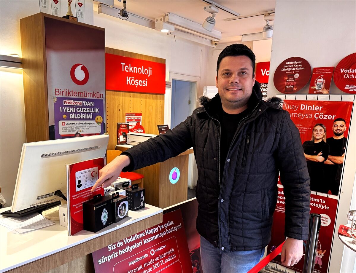 Aksaray'da telefon operatörü mağazasında unutulan 50 bin lira sahibine ulaştırıldı