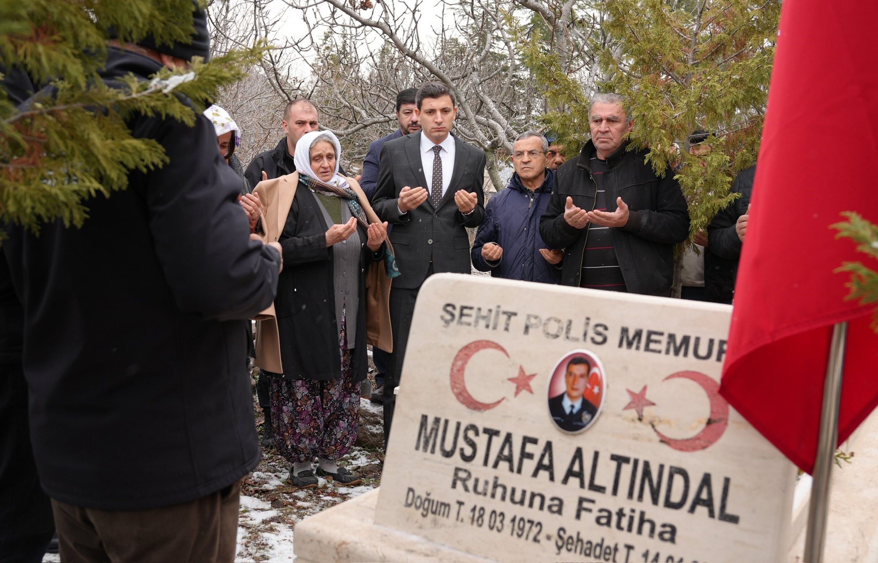 Güdül Kaymakamı Akar, şehit polisin ailesini ve kabrini ziyaret etti
