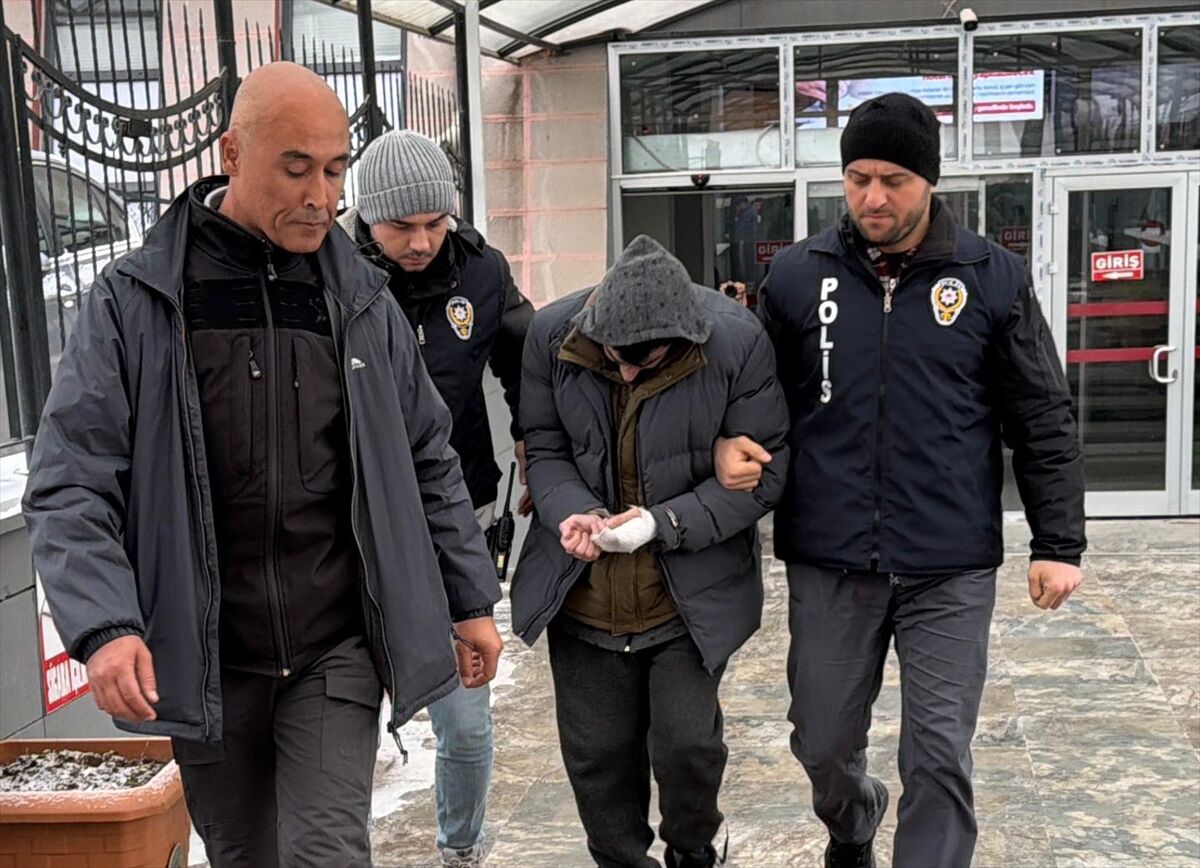 Eskişehir'de üvey babasını bıçaklayan zanlı tutuklandı