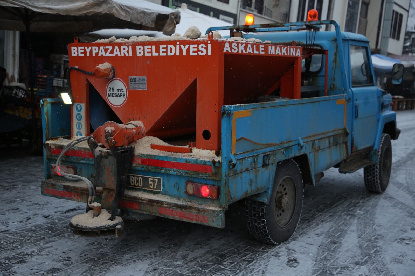 Beypazarı ilçesinde belediye ekipleri karla mücadele çalışması yapıyor