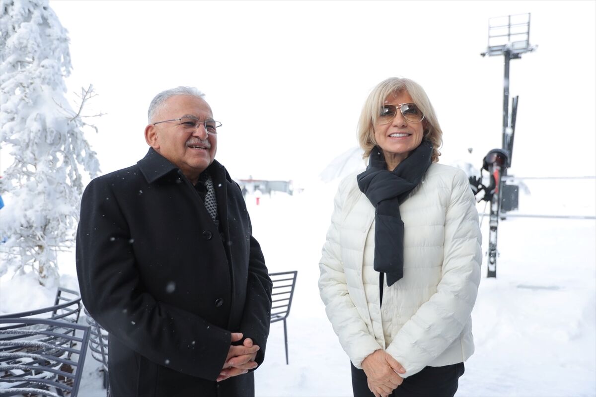 Eski Başbakan Çiller Erciyes'te tatil yapıyor