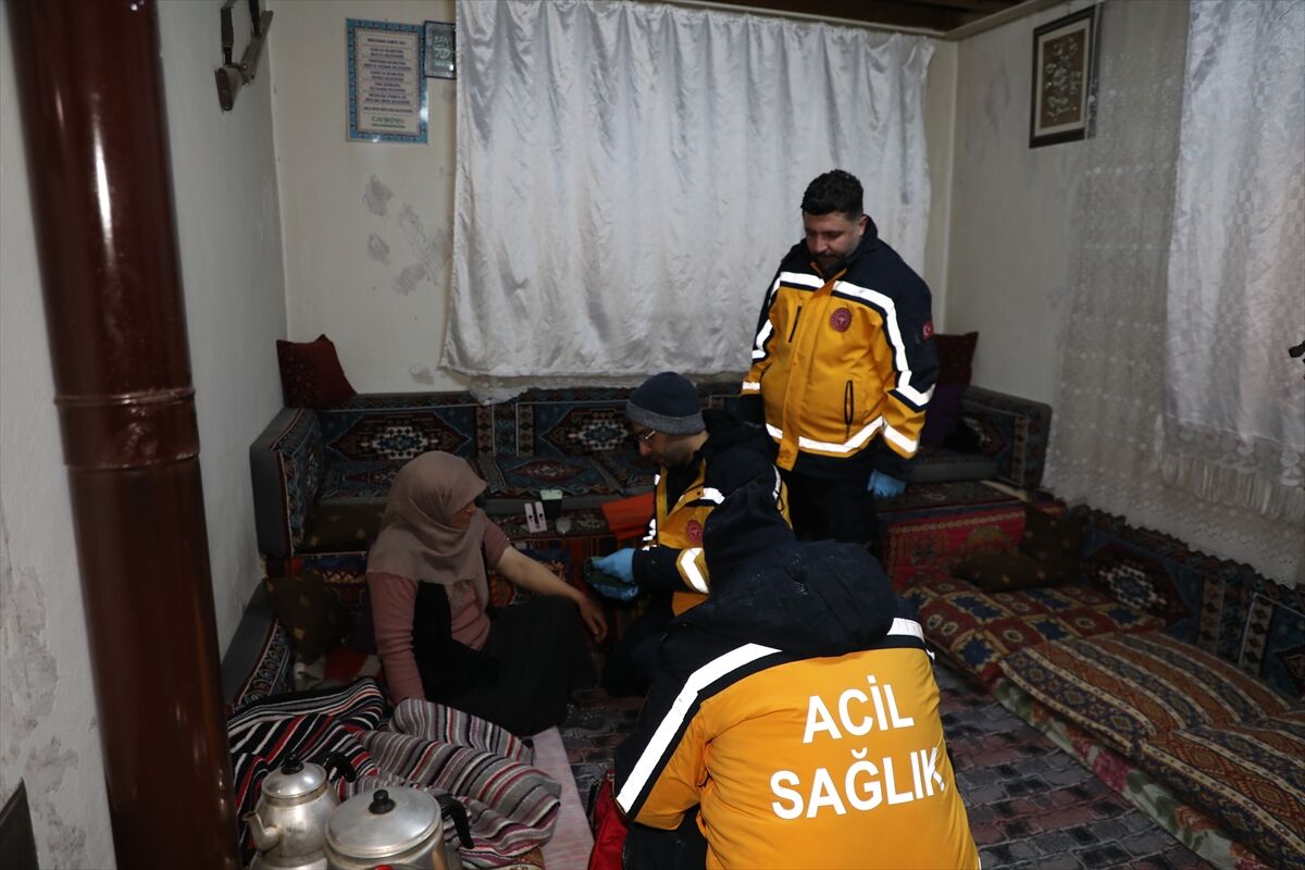 Sivas'ta ekipler yolu kardan kapanan köydeki kalp hastası için seferber oldu